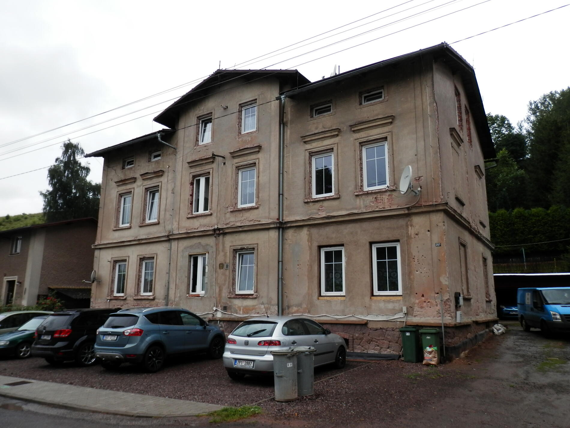 Chátrání domu postupuje plíživě, ale vytrvale