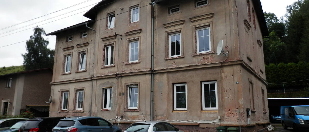 Chátrání domu postupuje plíživě, ale vytrvale
