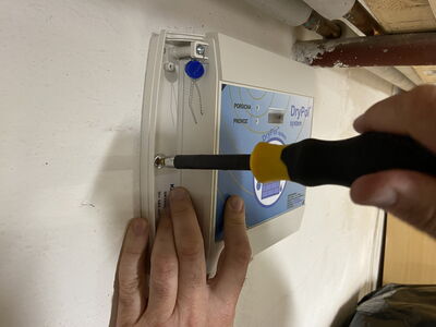 Dotáhnutí šroubků elektroosmotického zařízení