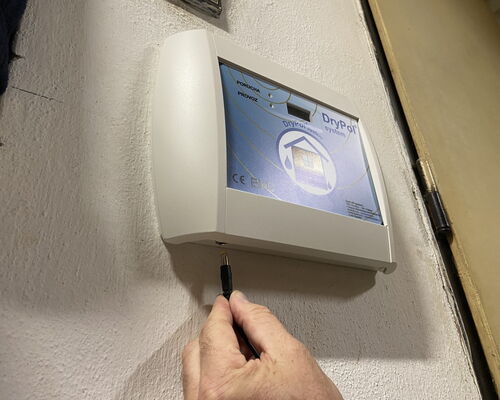 Zařízení založené na elektroosmóze potřebuje připojení do elektřiny