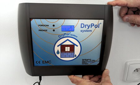Installation des schwarzen DryPol®-Systems | DryPol® – ein Gerät zur Mauerwerkstrocknung mittels Elektroosmose