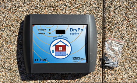 Schwarzer DryPol® auf Fliesen | DryPol® – ein Gerät zur Mauerwerkstrocknung mittels Elektroosmose