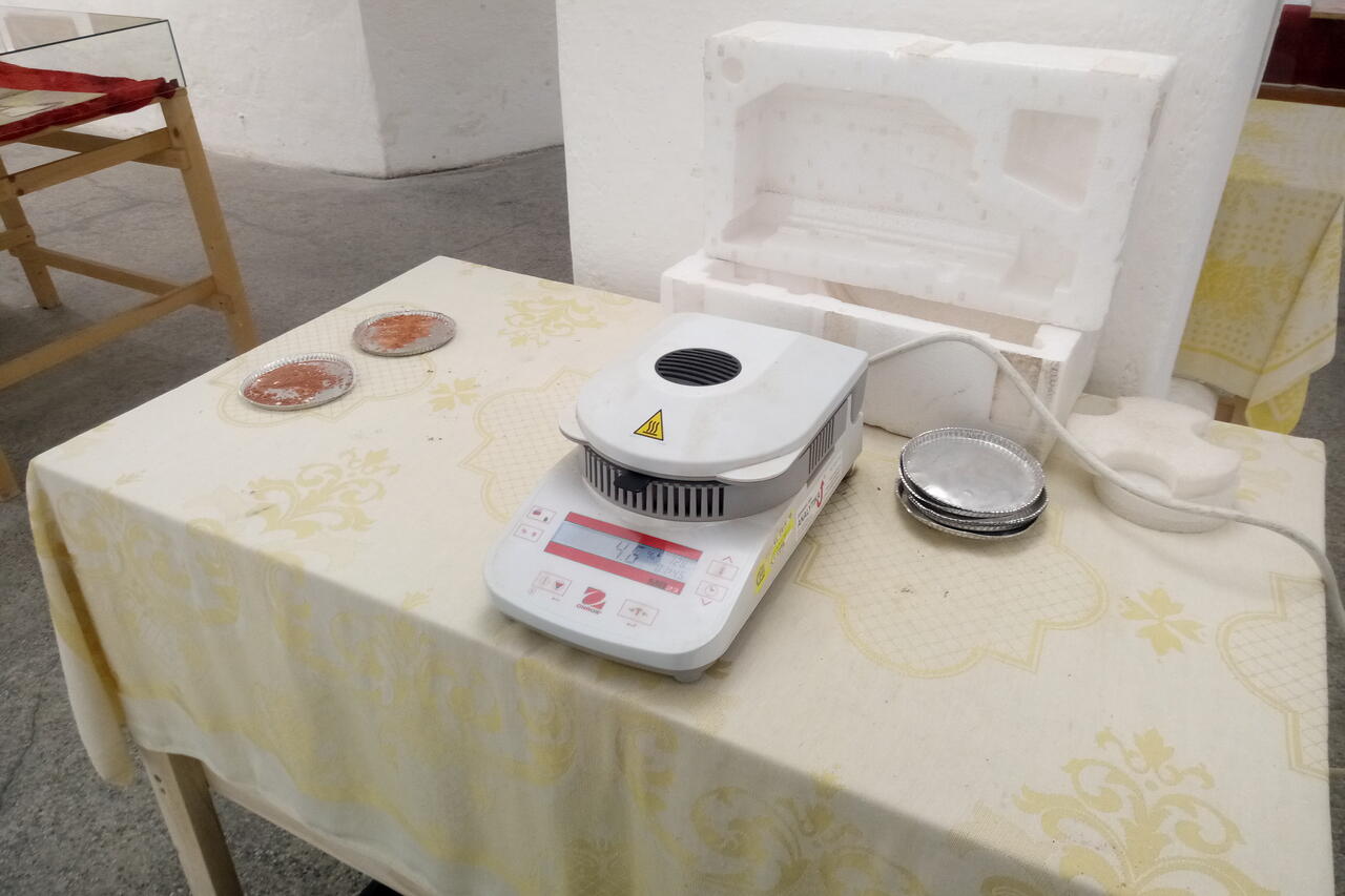 Měření váhové vlhkosti ve stavebním materiálu digitálním analyzátorem vlhkosti OHAUS MB23