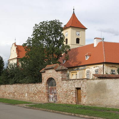 Fara s kostelem Svatého Václava v Loděnici okr. Beroun