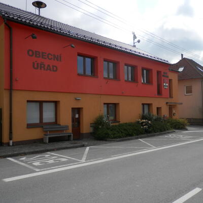 Sanierung des Mauerwerks im Amt, in der Kneipe sowie in der Grund- und Kinderschule in der Gemeinde Všemina