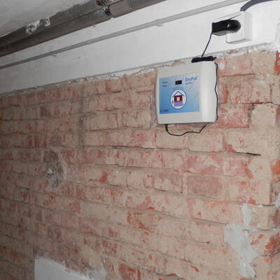 Trocknung der kapillaren Feuchtigkeit im Anbau der Bibliothek in Vykířovice