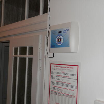 Interventionsfreie Trocknung des Mauerwerks des Gemeindeamts Vikýřovice durch Elektroosmose