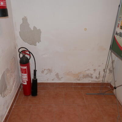 Sanierung von feuchtem Mauerwerk durch Elektroosmose im Gebäude der Gemeindebibliothek in Zastávka