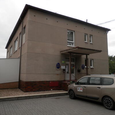 Sanierung von feuchtem Mauerwerk durch Elektroosmose im Gebäude der Gemeindebibliothek in Zastávka