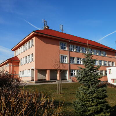 Sanierung feuchter Wände und kapillarer Bodenfeuchtigkeit in der Grund- und Kinderschule in Želešice