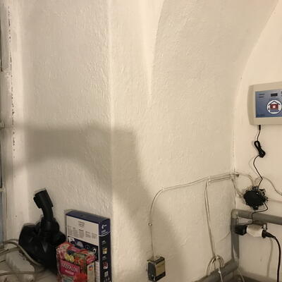 Dehumidification of brickwork by electroosmosis at a cottage in the countryside