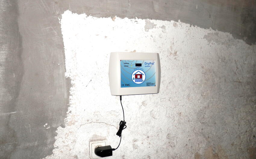 Entfernung von Feuchtigkeit im Keller des Gemeindeamtes Bystřec mit Drypol-Geräten - #7