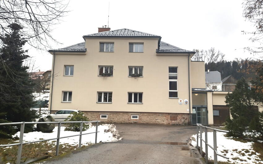 Entfernung von Feuchtigkeit im Keller des Gemeindeamtes Bystřec mit Drypol-Geräten