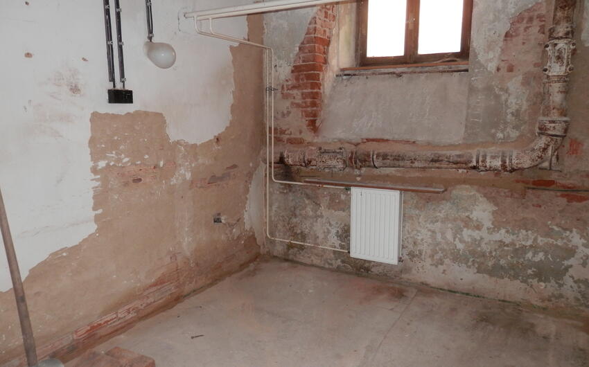 Entfernung von Feuchtigkeit und Schimmel an den Wänden des Gebäudes der Turnhalle in Písek - #10