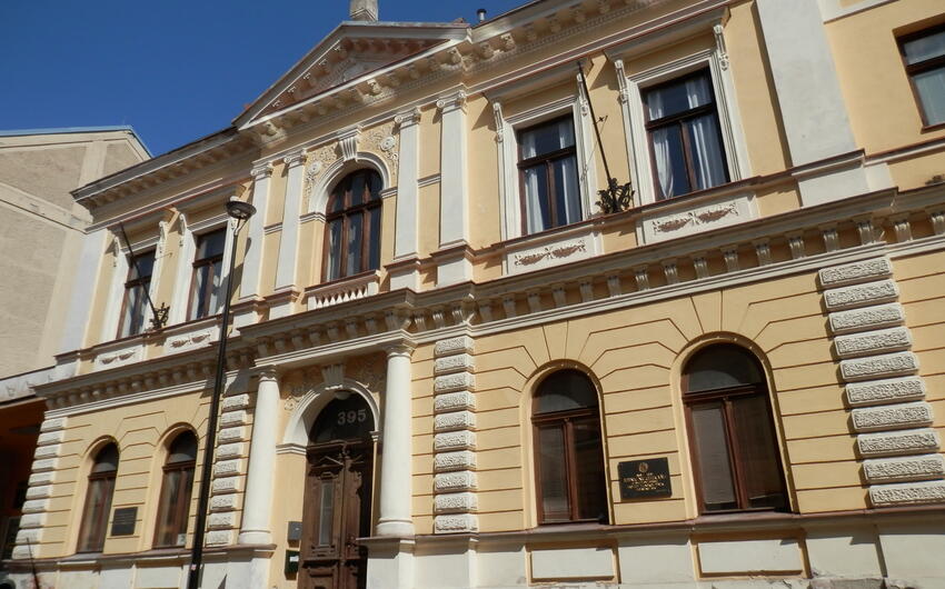 Entfernung von Feuchtigkeit und Schimmel an den Wänden des Gebäudes der Turnhalle in Písek