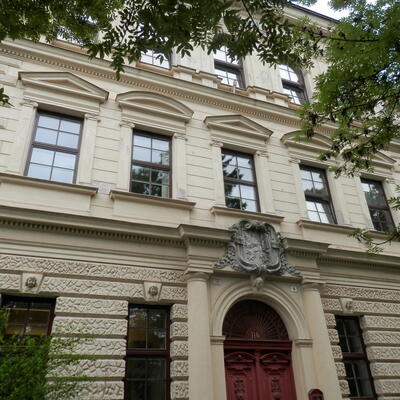 Entfernung von Feuchtigkeit und nassen Flecken an den Wänden im Gymnasium in Třebíč