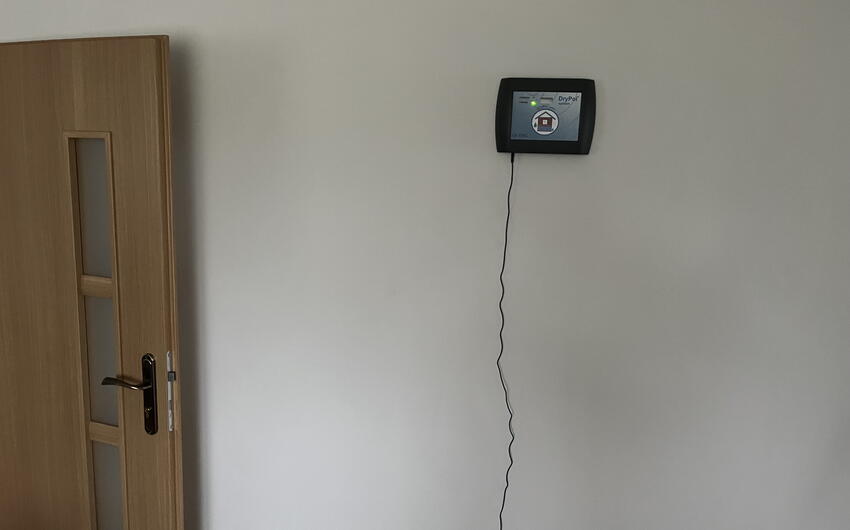 Installation eines DryPol®-Geräts in einem Haus in Zbraslavice