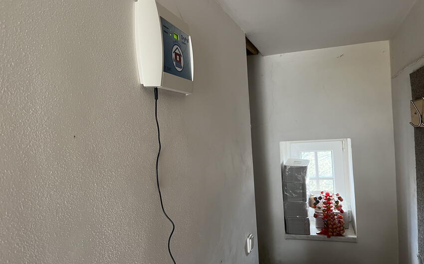 Mauerwerkstrocknung mittels milder kabelloser Elektroosmose (8 Jahre nach Verfugung)