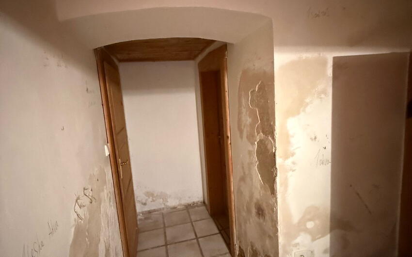 In Havlovice trocknen wir einen Teil eines großen kaputten Hauses. - #3