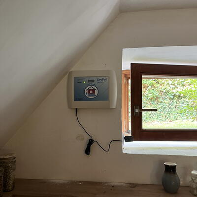 A Hřiměždice asciughiamo la muratura spessa 80 cm di una casa unifamiliare.