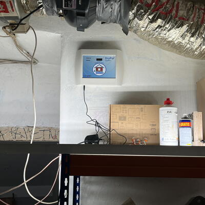 Deumidificazione del seminterrato di un condominio a Praga.