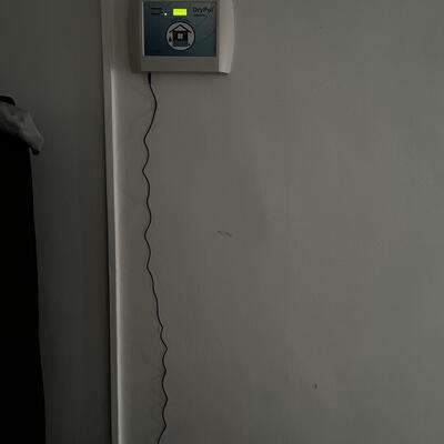 Sono iniziati i lavori di deumidificazione dei mattoni molto umidi di un condominio a Žatec.