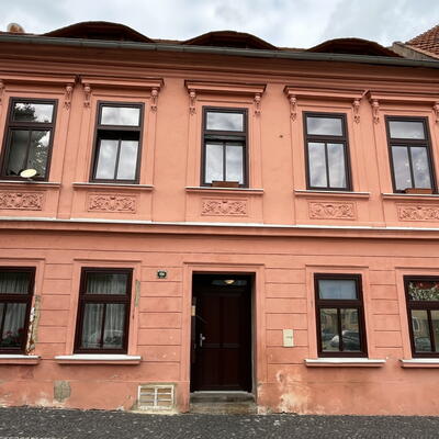 Sono iniziati i lavori di deumidificazione dei mattoni molto umidi di un condominio a Žatec.