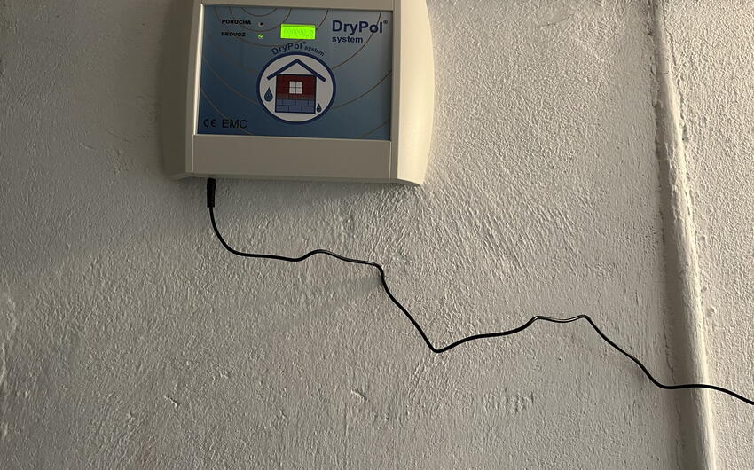 A Košťálov aiutiamo a deumidificare la muratura di una casa unifamiliare.