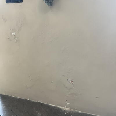 A Praga asciughiamo una parete della casa che dà sulla strada.