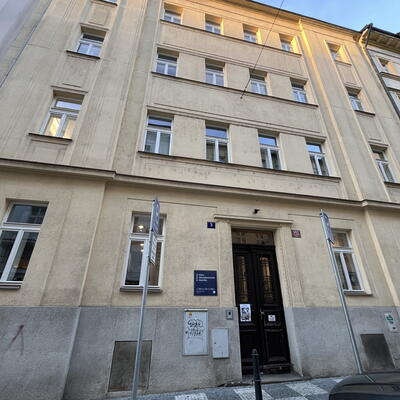 Stiamo asciugando un grande edificio a più piani a Praga