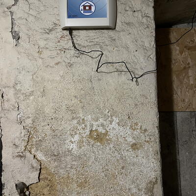 Stiamo asciugando l'intero seminterrato di un condominio a schiera a Cheb