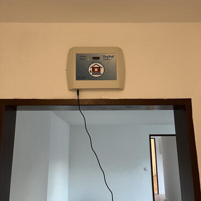 Abbiamo iniziato a prosciugare una casa di 90 anni a Opařany