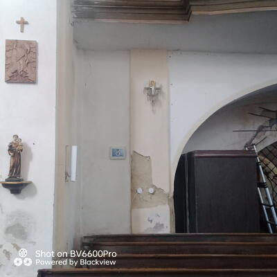 Stiamo asciugando la chiesa di San Martino e della Visitazione della Vergine Maria a Liběšice vicino a Žatec