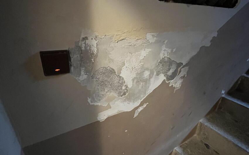 Deumidificazione di un condominio a Praga dove l'intero seminterrato è bagnato - #4