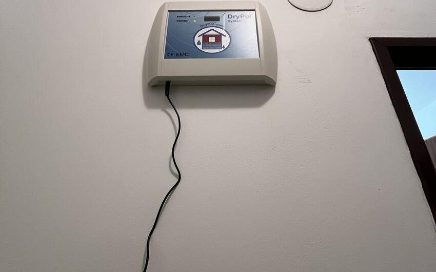 Deumidificazione di un condominio a Praga dove l'intero seminterrato è bagnato