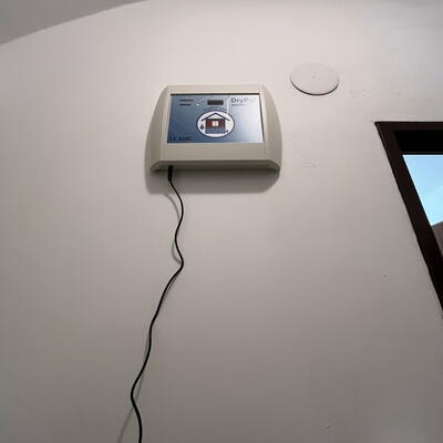 Deumidificazione di un condominio a Praga dove l'intero seminterrato è bagnato