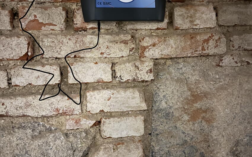 A Liberec asciughiamo l'umidità nella muratura nel seminterrato di un condominio