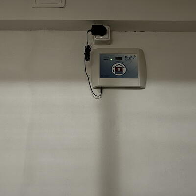 Bytový dům v Praze hlásí po roce  - vysoušení domu dokončeno