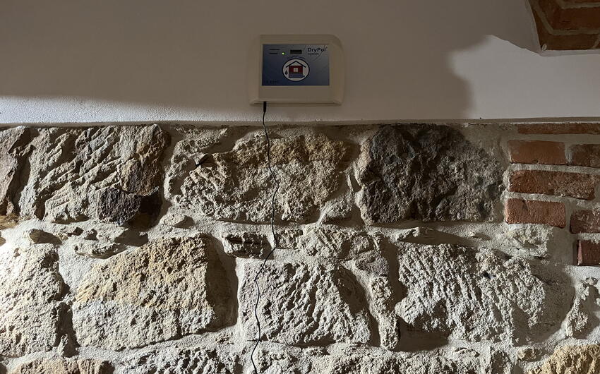 V Plzni vysušujeme činžovní dům s větším sklepem