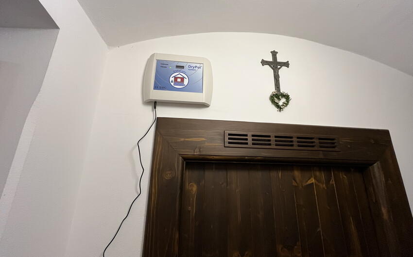 Wir lassen ein Ferienhaus an einem Hang in Nezdice im Böhmerwald trocknen