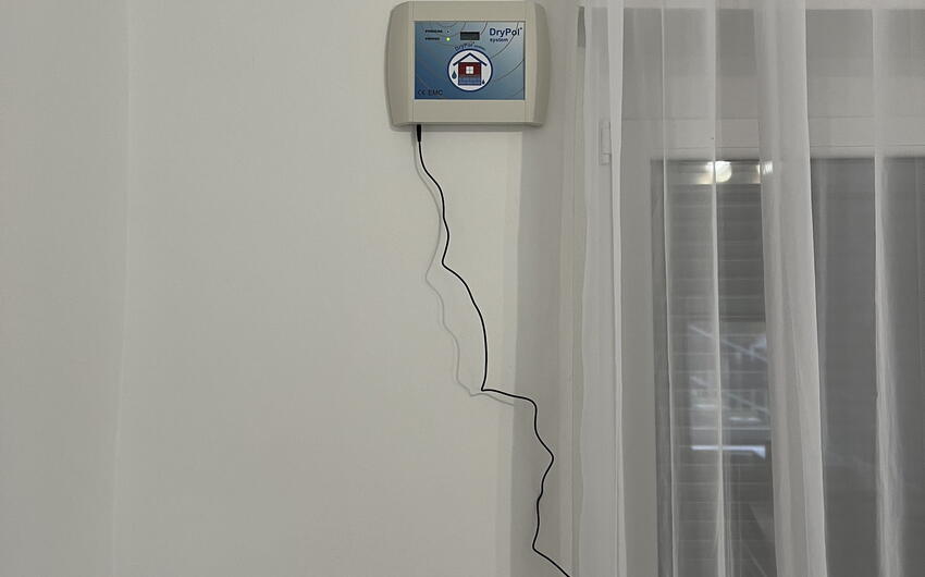 Wir trocknen ein sehr feuchtes Einfamilienhaus in Lukohořany