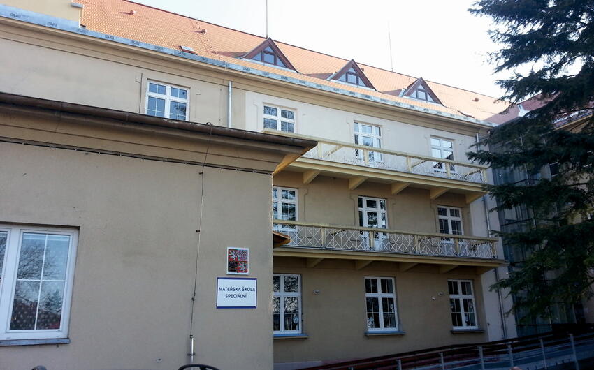 Trocknung des feuchten Mauerwerks der Grund- und Vorschule Strakonice mit dem Trocknungsgerät Drypol