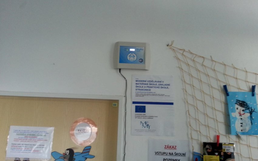 Trocknung des feuchten Mauerwerks der Grund- und Vorschule Strakonice mit dem Trocknungsgerät Drypol - #2