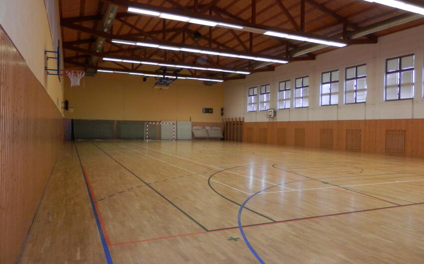 Entfernung übermäßiger Feuchtigkeit mittels Elektroosmose in der Sporthalle Bánov - #1