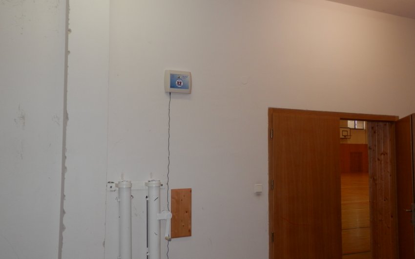 Entfernung übermäßiger Feuchtigkeit mittels Elektroosmose in der Sporthalle Bánov - #3