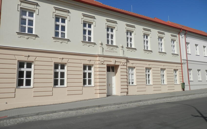 Trocknung feuchter Wände durch Elektroosmose im Gebäude der Bibliothek und Musikschule Dubňany