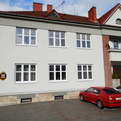 Asciugatura delle pareti, dei pavimenti e delle fondamenta degli appartamenti comunali a Hrušová