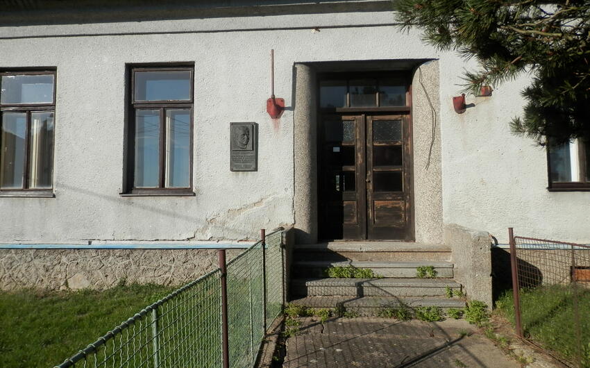 Sanierung mit einem Gerät zur Feuchtigkeitsentfernung in der ehemaligen Schule in Kadolec - #1