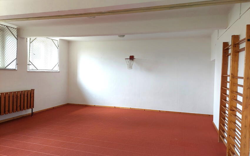 Tělocvična po třech letech provozu přístroje DryPol® System s novými omítkami.