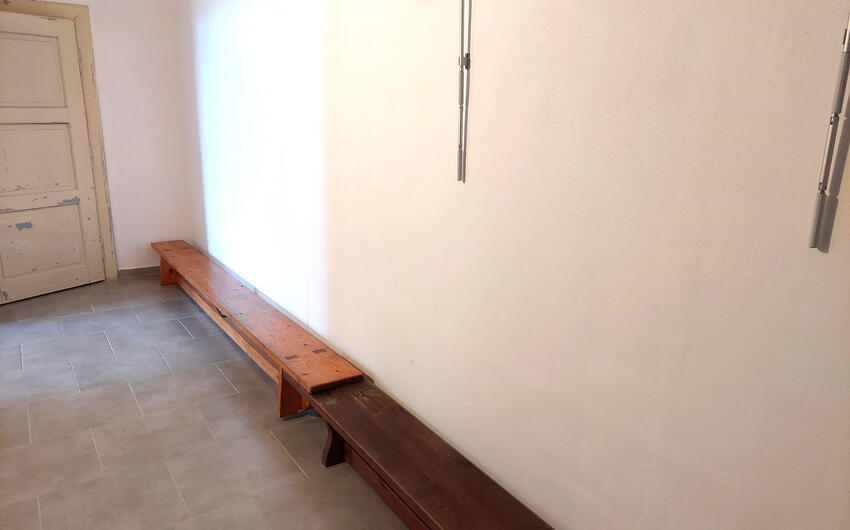 Chodba před vstupem do tělocvičny po třech letech provozu přístroje DryPol® System.